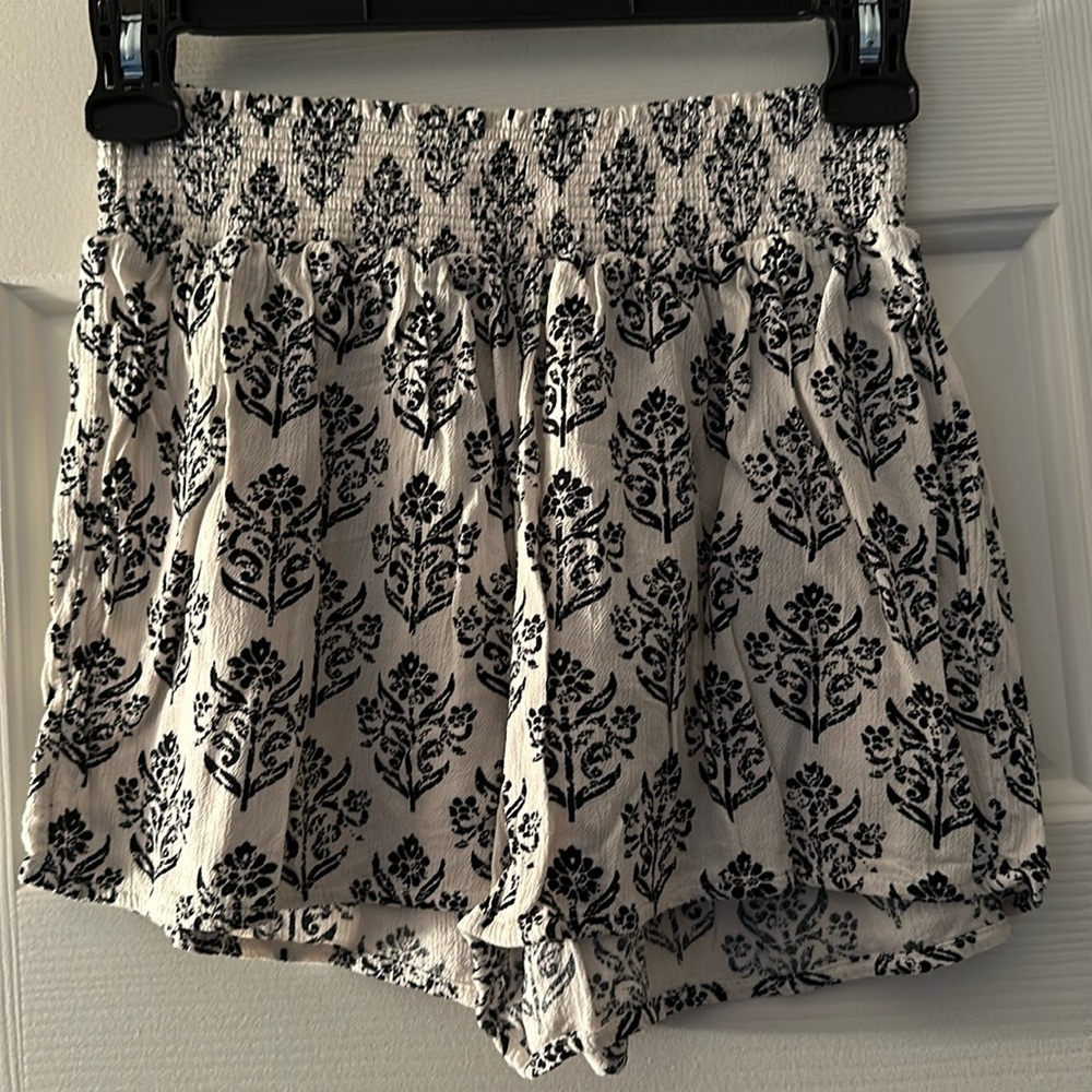 Mossimo lightweight shorts with elastic waistband